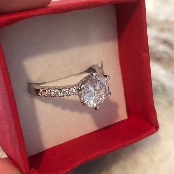 Engagement ring - Picture 3 of 5